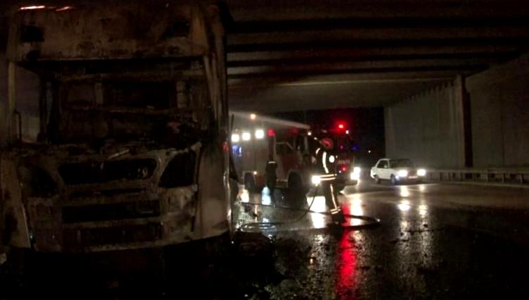 Otoyolda meydana gelen TIR yangınında büyük panik yaşandı! Olay anı