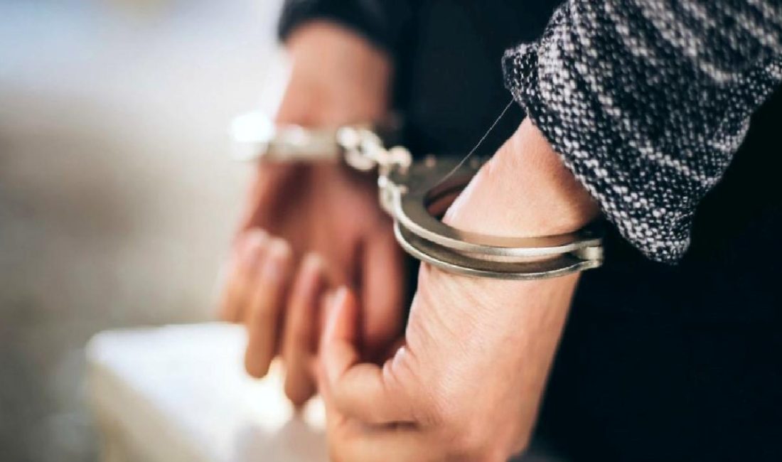 Polis Ekipleri, Çocuğuna Karşı Şiddet İddiasıyla Şüpheliyi Yakaladı Polis ekipleri, çocuğuna karşı şiddet iddiasıyla şüpheliyi yakaladı. Olayın detayları