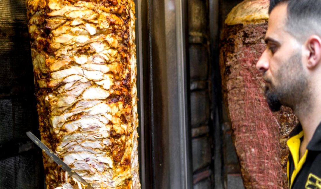 Politikacıların Döner ve Kebap Fiyatları İçin Devlet Yardımı İsteği Politikacılar, döner ve kebap fiyatlarının artması nedeniyle devletten yardım istiyor.