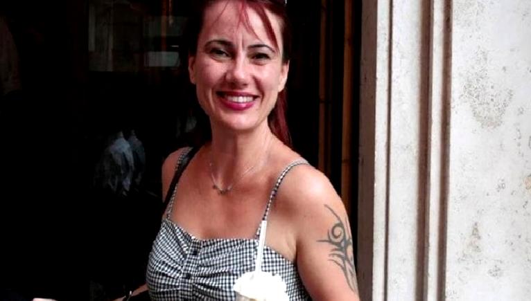 Prof. Dr. Özlem Kumrular'un akademik kariyeri ve yazarlık serüvenini keşfedin.