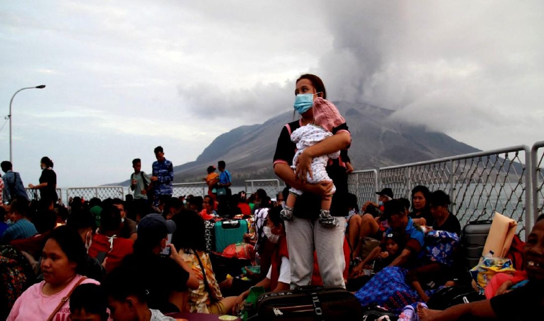 Ruang Adası'ndaki yanardağ patlamaları hakkında detaylı bilgiler ve etkileyici görüntüler.