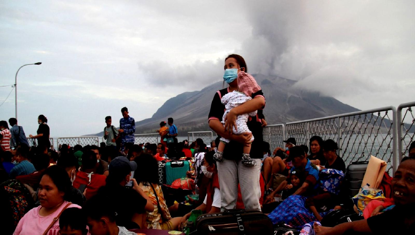 Ruang Adası'ndaki yanardağ patlamaları hakkında detaylı bilgiler ve etkileyici görüntüler.