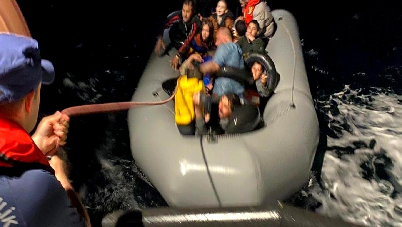 Sahil Güvenlik ekipleri, Akdeniz'de düzensiz göçmenleri kurtardı. Sahil Güvenlik'in insanlık