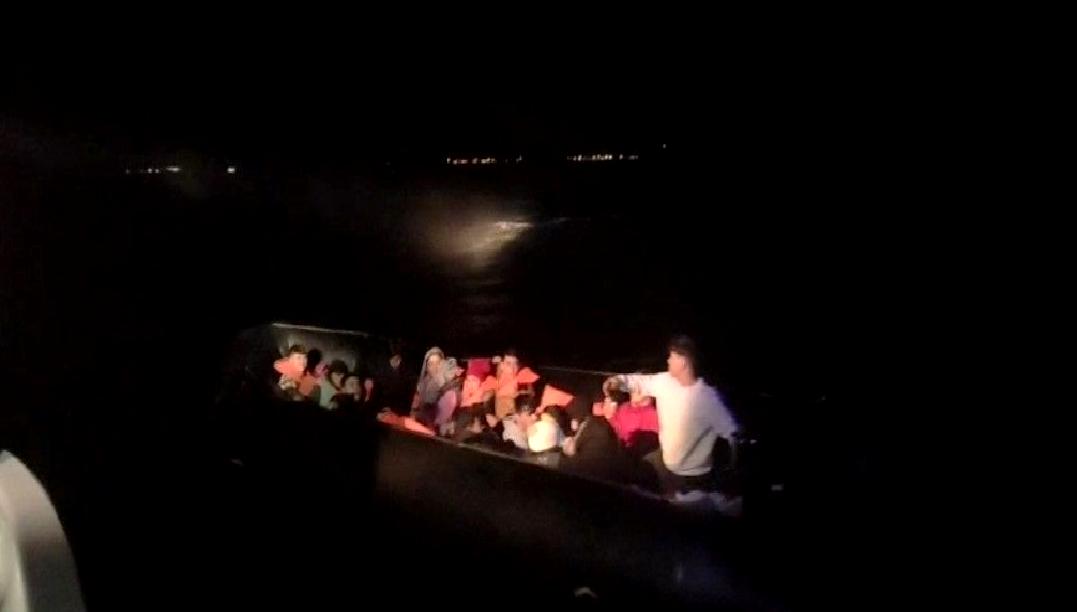 Sahil Güvenlik Ekipleri Düzensiz Göçmenleri Kurtardı Sahil Güvenlik ekipleri, Akdeniz'de düzensiz göçmenleri kurtardı. Denizde yaşanan olaylara