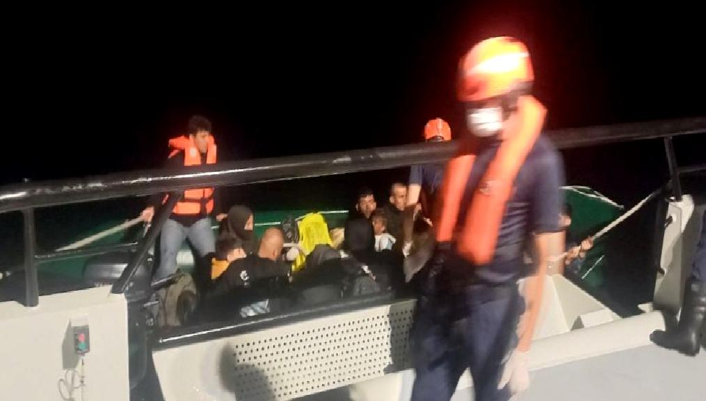 Sahil Güvenlik Ekipleri Düzensiz Göçmenleri Yakaladı Sahil güvenlik ekipleri, denizlerde gerçekleşen operasyonlarla düzensiz göçmenleri yakaladı. Sahil