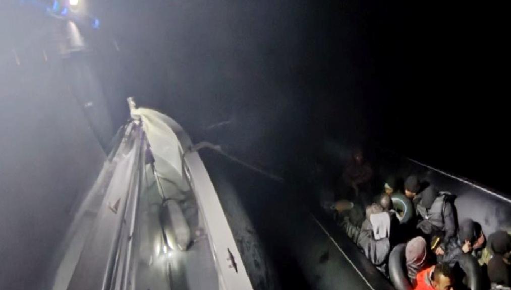 Sahil Güvenlik Ekipleri Düzensiz Göçmenleri Yakaladı Sahil güvenlik ekipleri, denizde gerçekleşen operasyonlarla düzensiz göçmenleri yakaladı. Türkiye'nin