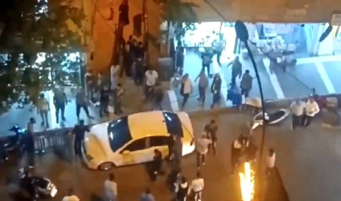 Şanlıurfa’da Kavga Edilirken Ezan Okundu Şanlıurfa'da kavga edilirken aniden minarelerden yükselen ezan sesi, insanları durmaya