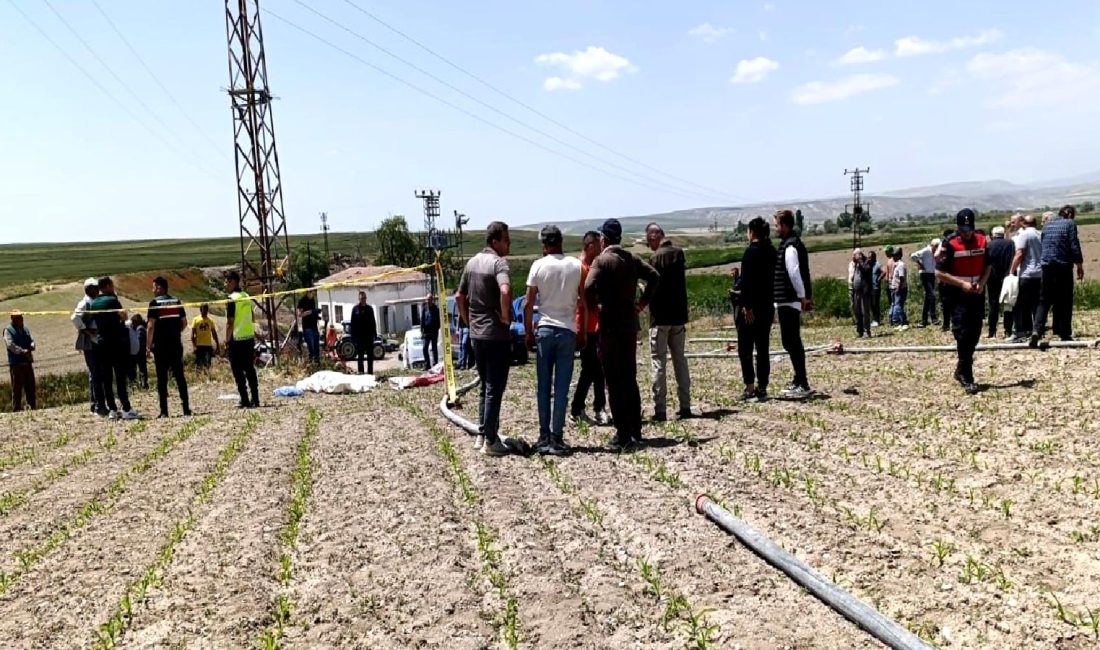 Sarıoba Mahallesi’nde Elektrik Akımına Kapılan Çiftçi Hayatını Kaybetti Sarıoba Mahallesi'nde elektrik akımına kapılan çiftçi, hayatını kaybetti. Elektrik kazası