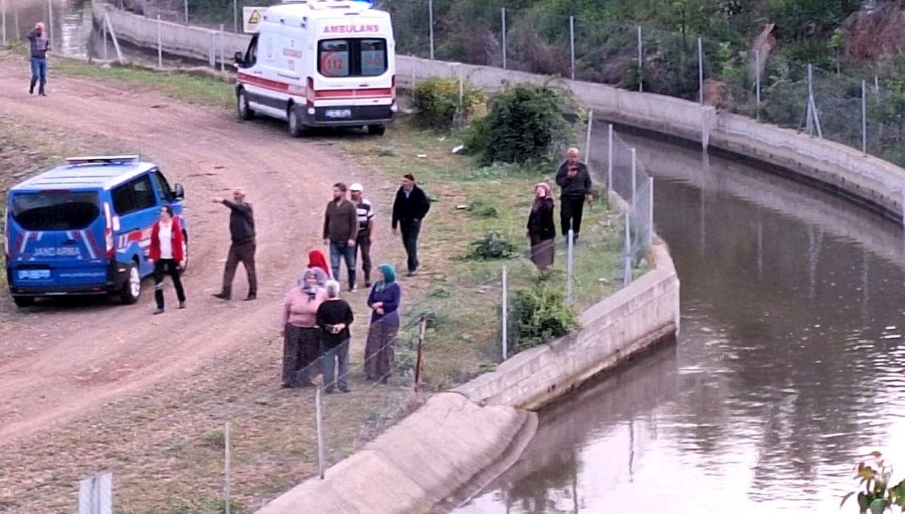 Şebinkarahisar-Bayburt karayolunda meydana gelen kaza sonucu bir araç su kanalına