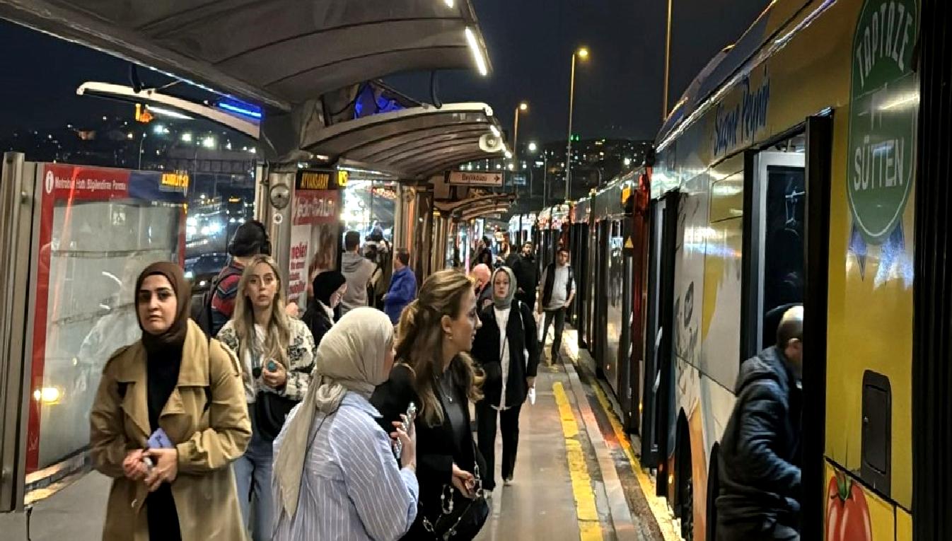 İstanbul'da Söğütlüçeşme'den Beylikdüzü'ne seyahat eden metro otobüsünde yaşanan kısa süreli