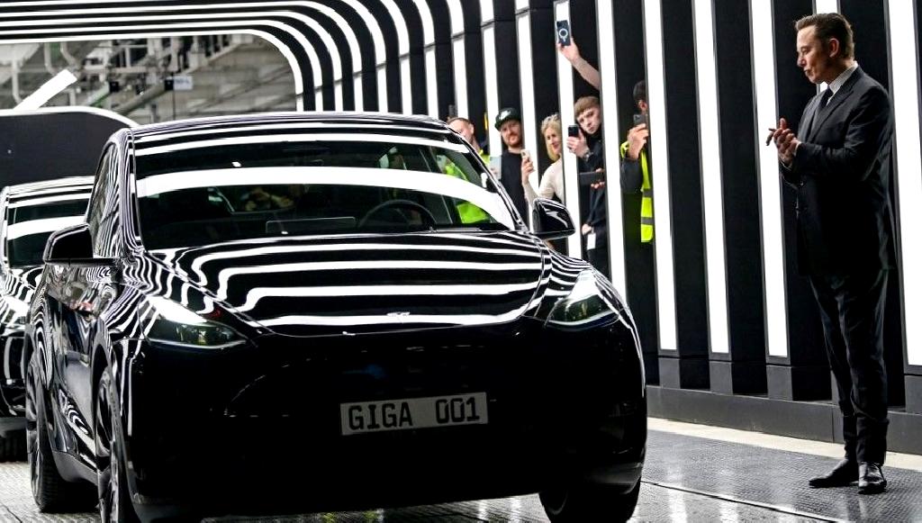 Tesla, Berlin Fabrikasında üretimi durdurma kararı aldı. Almanya'da yaşanan gelişmeler