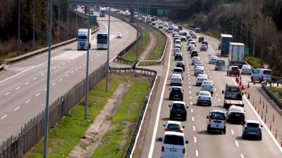 Türkiye'de trafik sigortası verileri incelenerek sürdürülebilirlik perspektifiyle ele alınıyor. Trafik