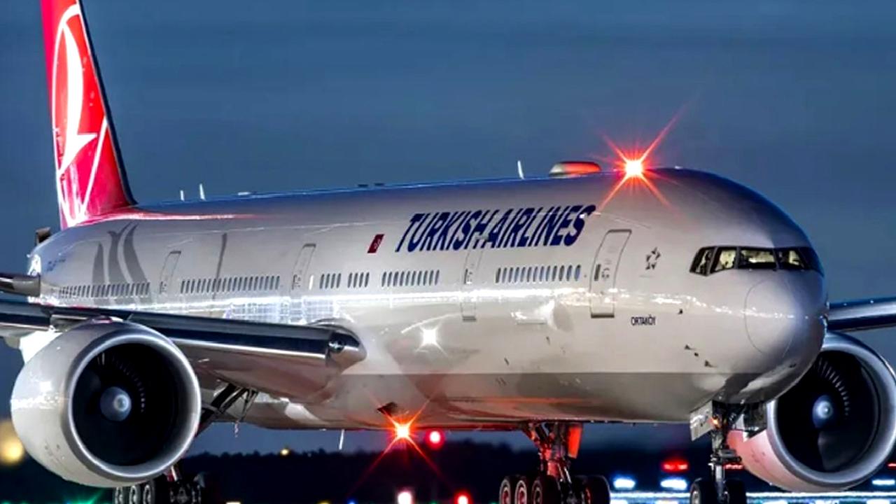 Uçakta meydana gelen hidrolik arıza, yolcular arasında endişe yaratırken, pilot