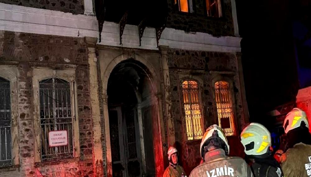 Yangın, Tarihi Binada Kısa Sürede Kontrol Altına Alındı Tarihi binada çıkan yangın, uzman ekipler tarafından hızlı bir şekilde