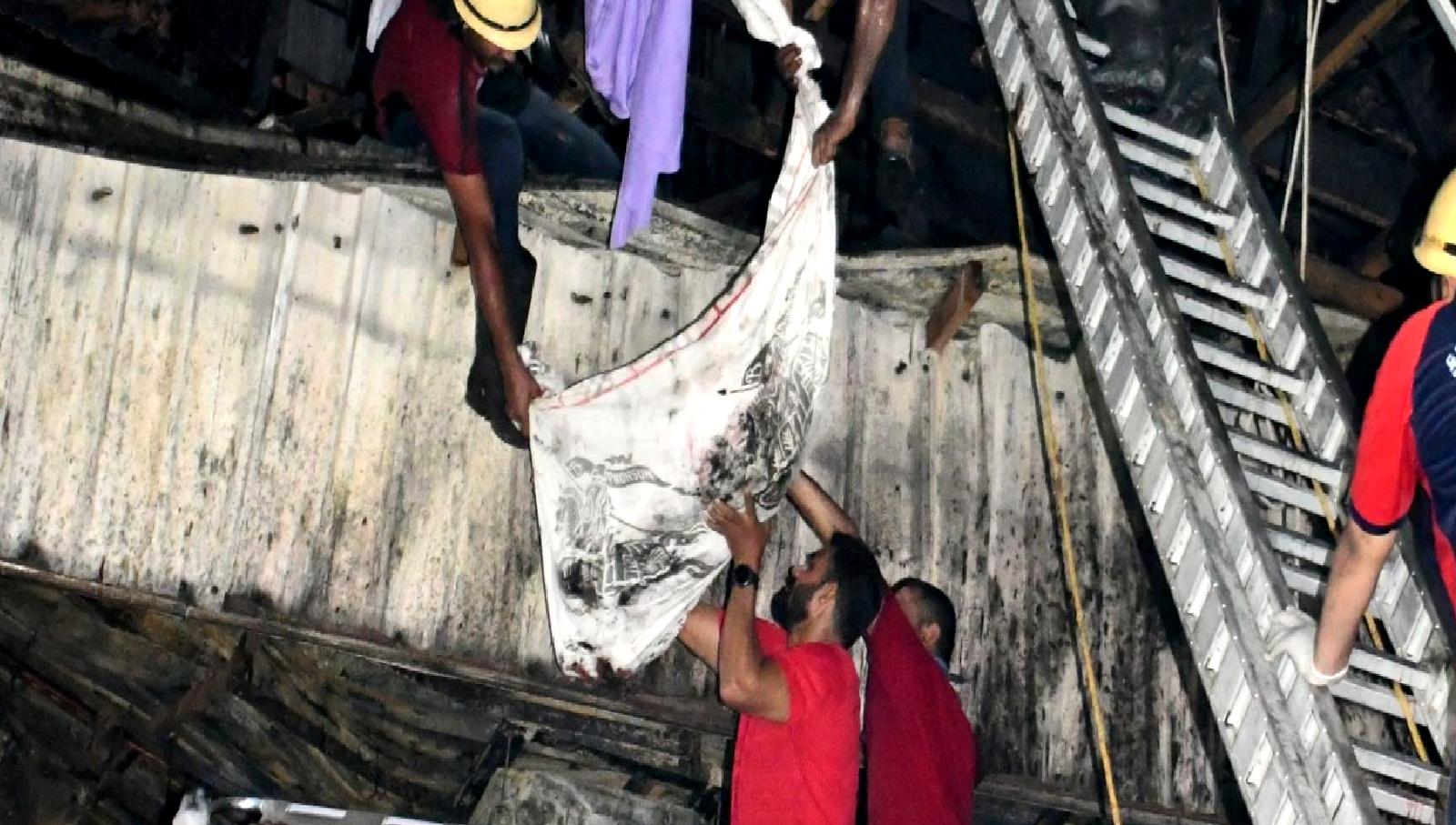 Hindistan'ın Gujarat eyaletindeki Rajkot kentinde çıkan yangında 27 kişi hayatını