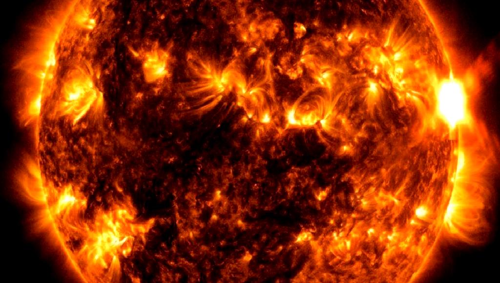 Yeni Güneş Lekesi AR3663, iki güçlü patlama gerçekleştirerek yüksek enerjili