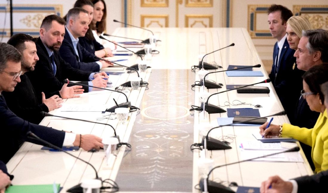 Zelenski ve Blinken Kiev’de Bir Araya Geldi Ukrayna Devlet Başkanı Zelenski ve ABD Dışişleri Bakanı Blinken, Kiev'de