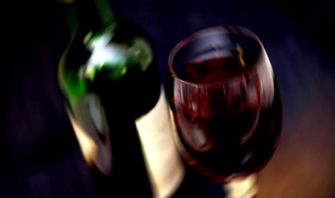 Alkol Zamları Devam Ediyor: Şarap Fiyatlarına Yeni Zam Alkol zamları artmaya devam ediyor! Şarap fiyatlarına yeni bir zam