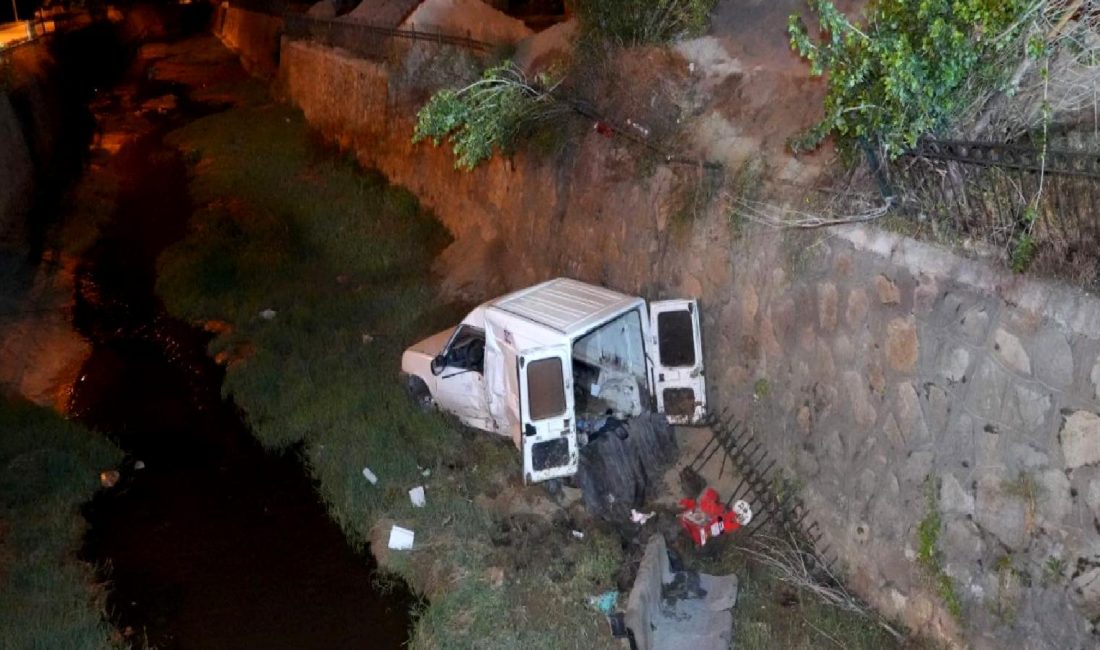 Alkollü sürücü, Elektronik Denetleme Sistemi (EDS) panosuna çarptıktan sonra aracıyla