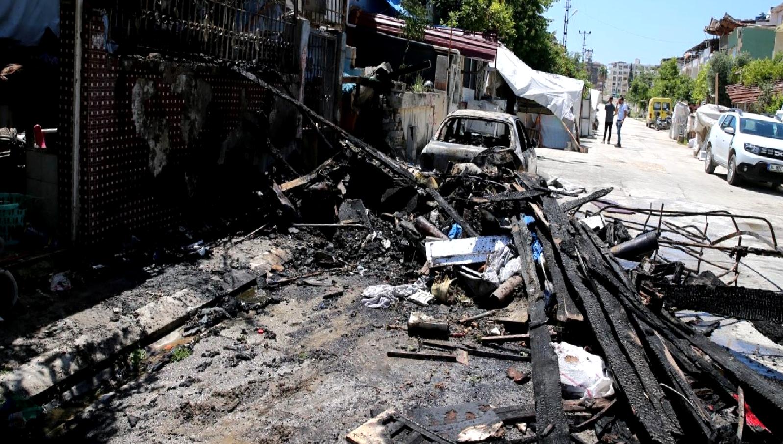 Antakya'da bir apartman ve araçta çıkan yangın paniğe neden oldu.