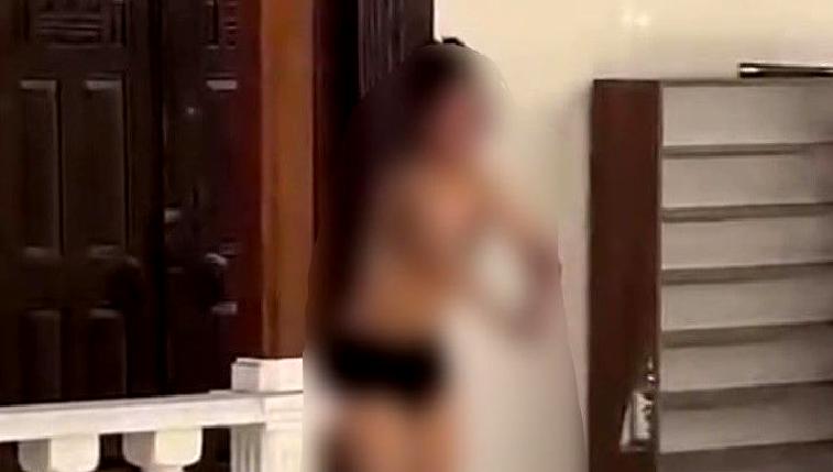 Edremit Mahkeme Camii önünde yaşanan tuhaf olayda, bir kadın kendine