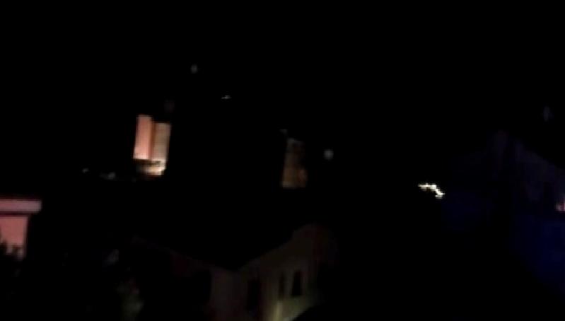 Elektrik kesintisi nedeniyle Karakoçan'da yaşanan karanlık ve kaos anlatılıyor. Kentin