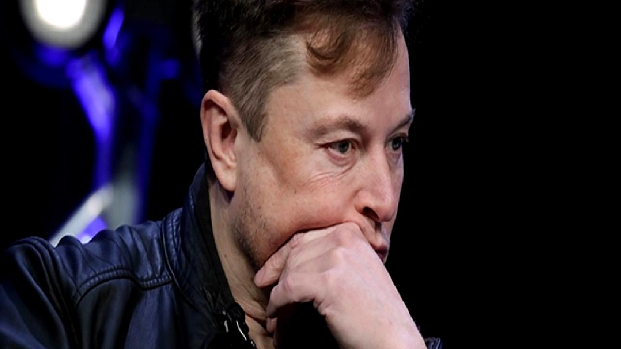 Elon Musk'un Apple ve OpenAI işbirliği hakkındaki eleştirileri inceleniyor. Bu