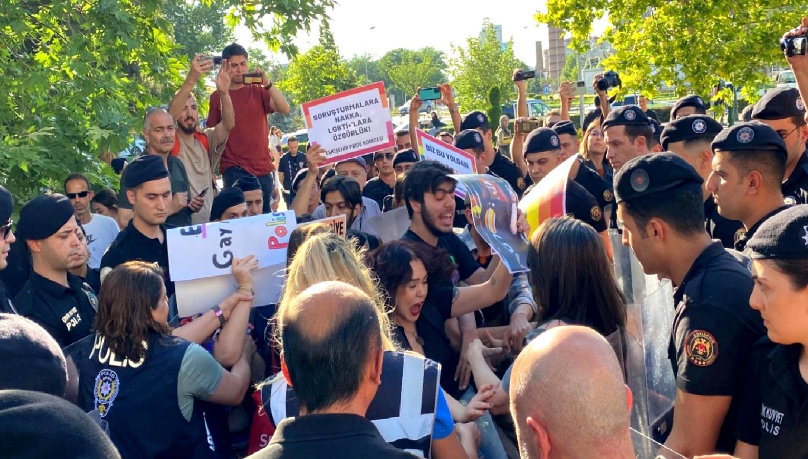 Eskişehir'de polis müdahale etti ve olayda 10 kişi gözaltına alındı.