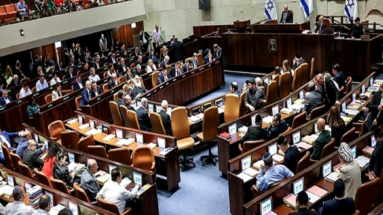 Gençler, ülkenin geleceği için önemli bir adım atarak milletvekillerini esirlerin