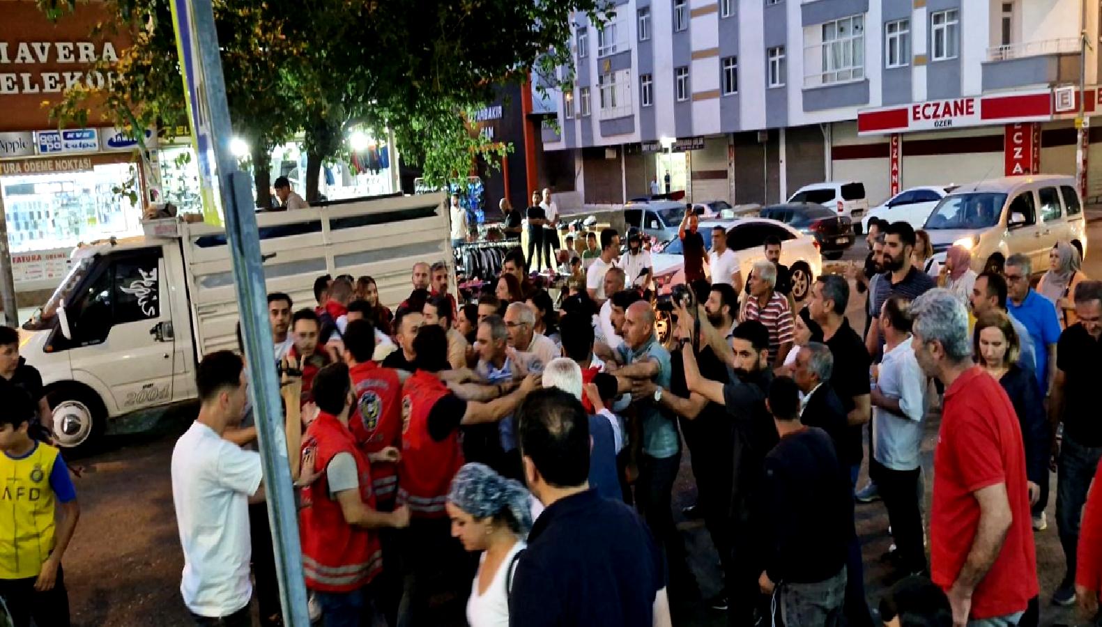 Hakkari Belediye Başkanı gözaltına alındığında yaşanan protestoyu detaylarıyla öğrenin. Hakkari'deki