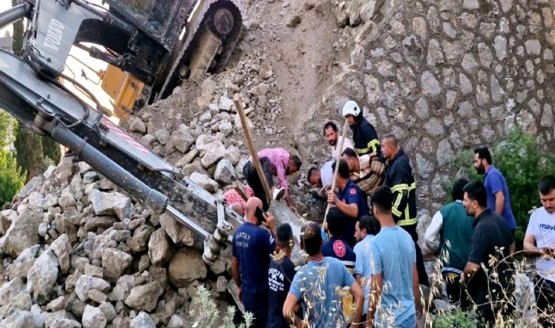 Hatay’ın Payas ilçesinde Tren Yolu Üst Geçidinde Toprak Kayması Hatay'ın Payas ilçesindeki tren yolu üst geçidinde meydana gelen toprak