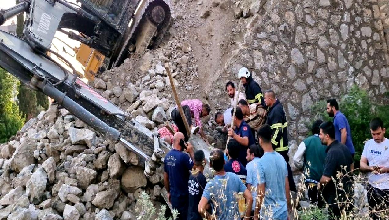 Hatay'ın Payas ilçesindeki tren yolu üst geçidinde meydana gelen toprak