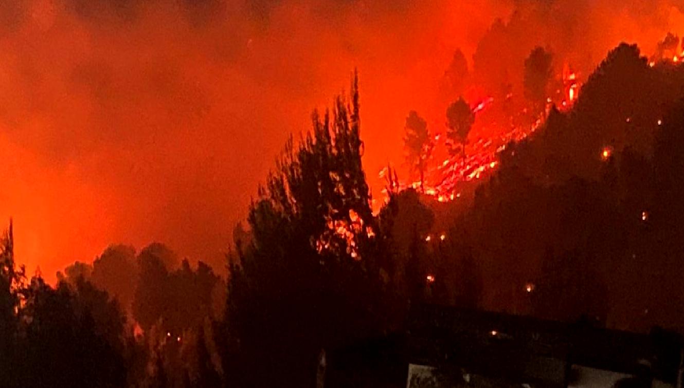 İsrail'in kuzeyindeki yangına 14 ekip, 5 saattir müdahale ediyor. Olayın