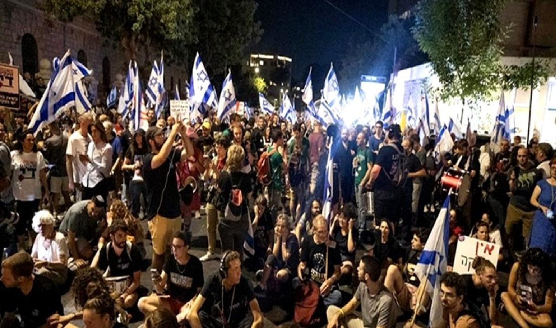 İsrailliler, Gazze'deki esirlerin serbest bırakılması talebiyle sokaklara döküldü. Bu hareket,
