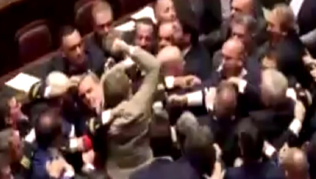 İtalya Parlamentosunda çıkan kavga detaylı bir şekilde inceleniyor. Milletvekillerinin yaşadığı