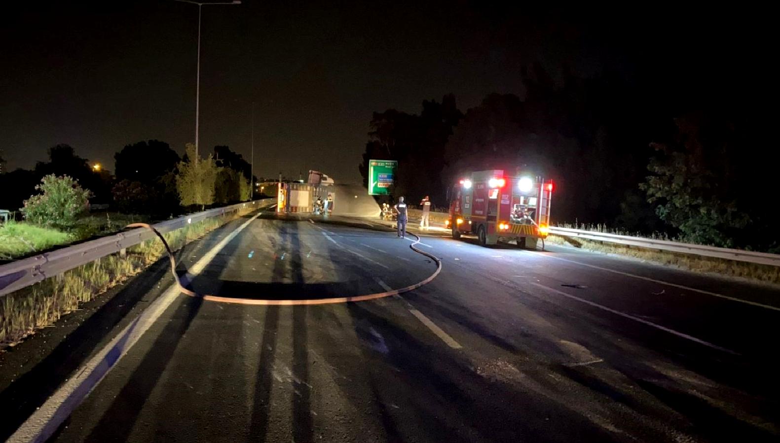 İzmir-Aydın Yolu'nda meydana gelen kaza sonucu doğalgaz yüklü tır devrildi.