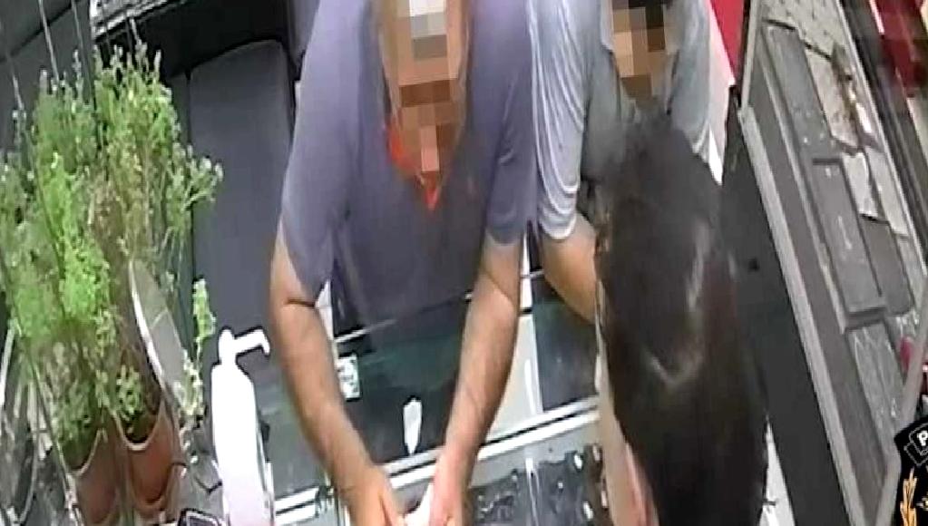İzmir’de Sahte Altın Dolandırıcılığı Operasyonu İzmir'de gerçekleştirilen operasyonda sahte altın dolandırıcılığına karışan şüpheliler yakalandı. Detaylar