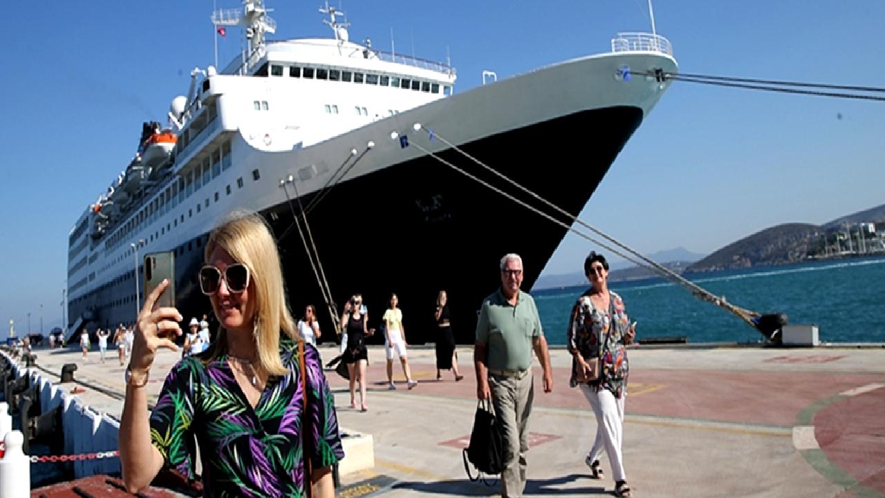 Kruvaziyer endüstrisinin son yıllardaki büyüme trendleri inceleniyor. Piyasadaki gelişmeler ve