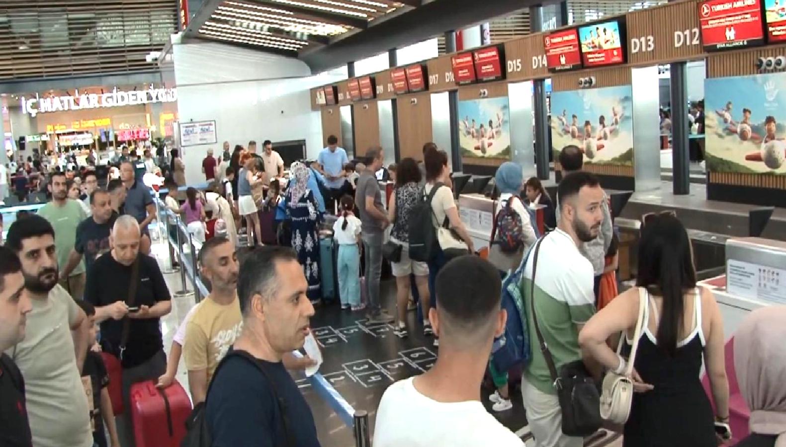 Kurban Bayramı tatili nedeniyle İstanbul Havalimanı'nda yoğunluk yaşandı. Tatil seyahatlerinin