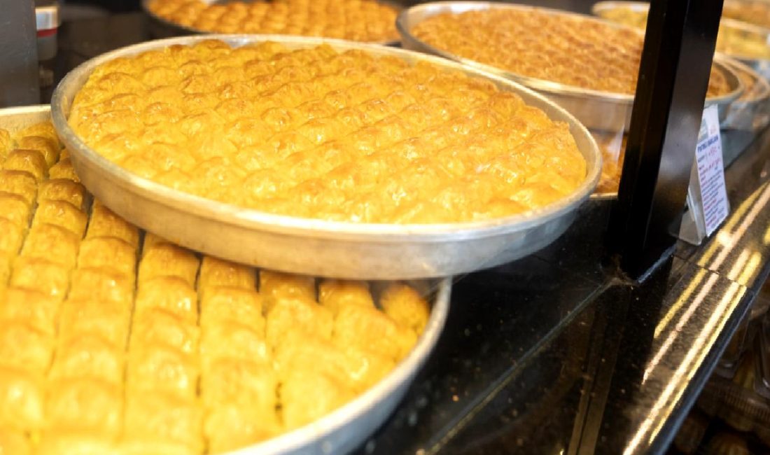 Kurban Bayramı'na sayılı günler kala, baklava üreticileri titizlikle hazırlıklarını sürdürüyor.