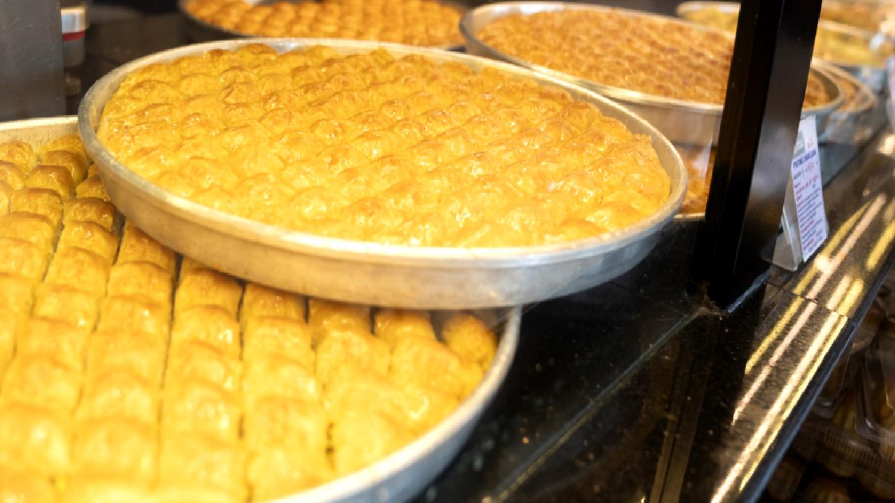 Kurban Bayramı'na sayılı günler kala, baklava üreticileri titizlikle hazırlıklarını sürdürüyor.