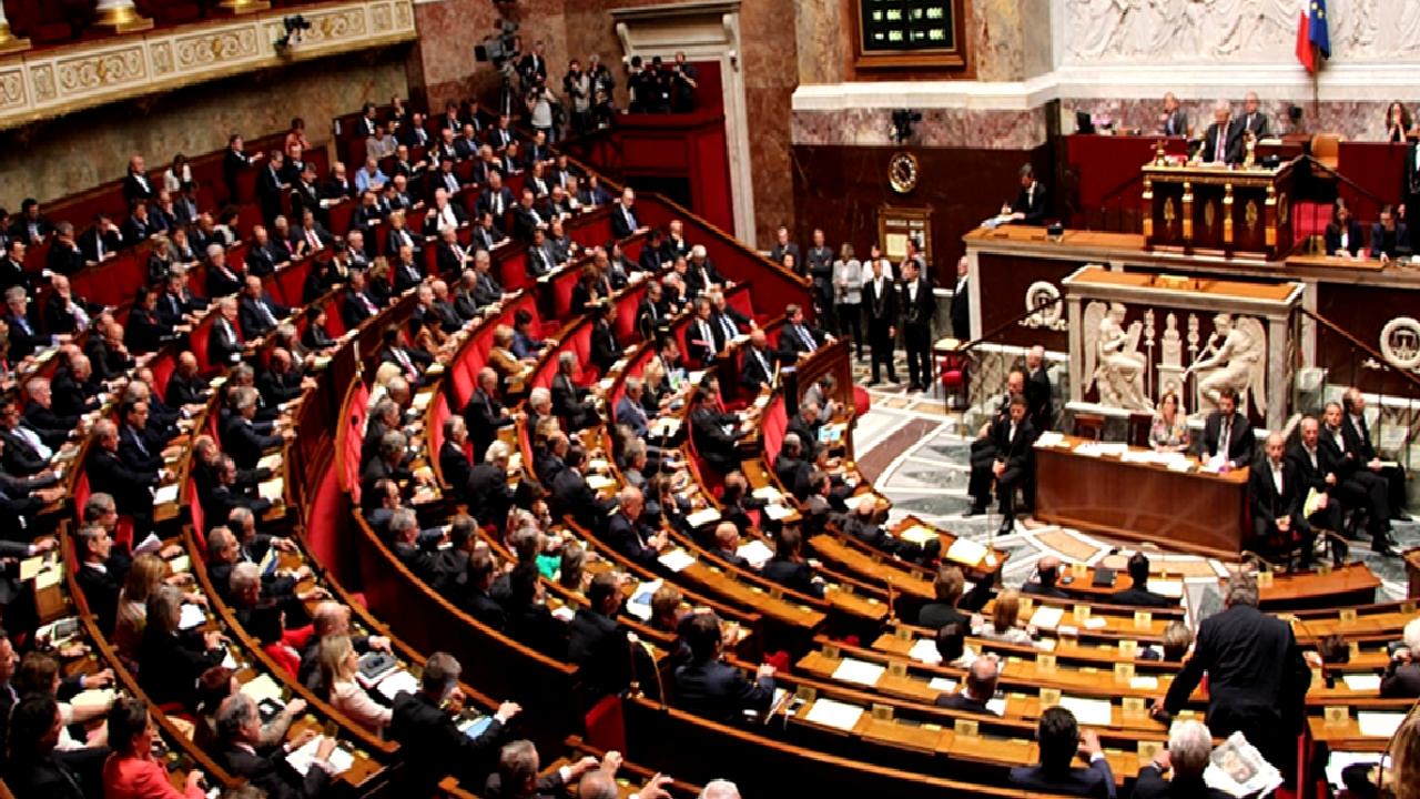 Fransa'da Cumhurbaşkanı Emmanuel Macron'un partisi AP, seçimlerde zafer kazandı. Macron'un