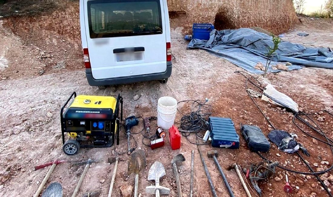 Mersin Jandarması İzinsiz Kazı Yapanları Yakaladı Mersin Jandarması, Gülnar ilçesinde gerçekleşen izinsiz kazı operasyonunda suçüstü yakaladı.