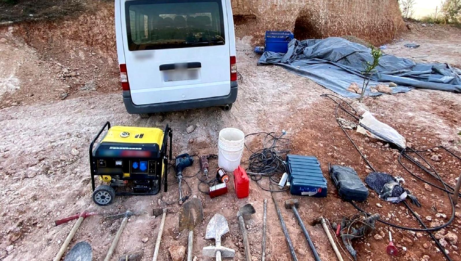 Mersin Jandarması, Gülnar ilçesinde gerçekleşen izinsiz kazı operasyonunda suçüstü yakaladı.