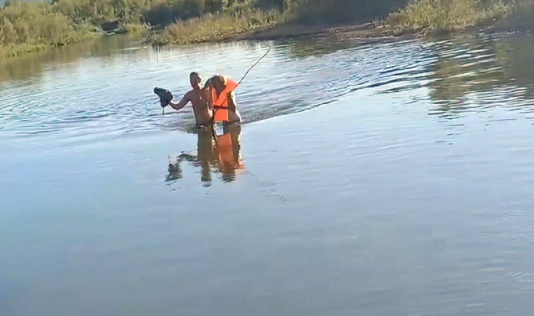 Murat Nehri’nde Mahsur Kalan Çoban ve Koyunları Kurtarıldı Murat Nehri'nde mahsur kalan çoban ve koyunları kurtarma operasyonu başarıyla