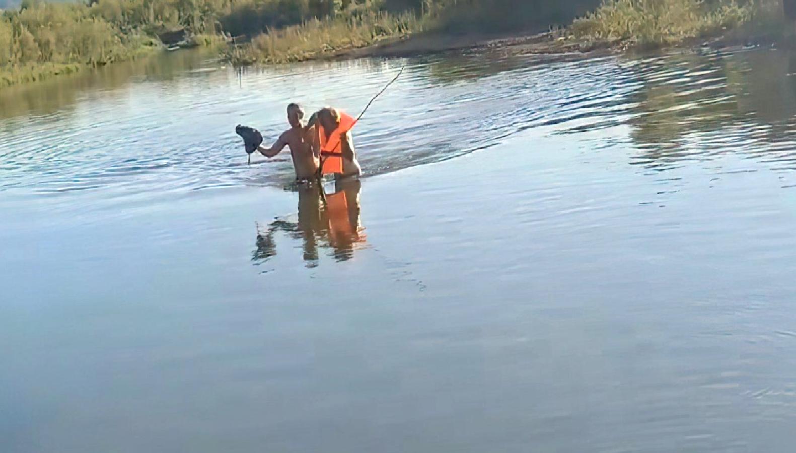 Murat Nehri'nde mahsur kalan çoban ve koyunları kurtarma operasyonu başarıyla