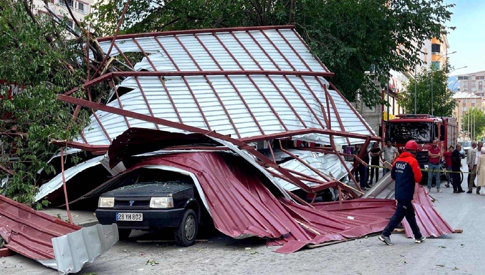 Muş'ta meydana gelen şiddetli fırtına, hayatı olumsuz etkiledi. Fırtına sonucu