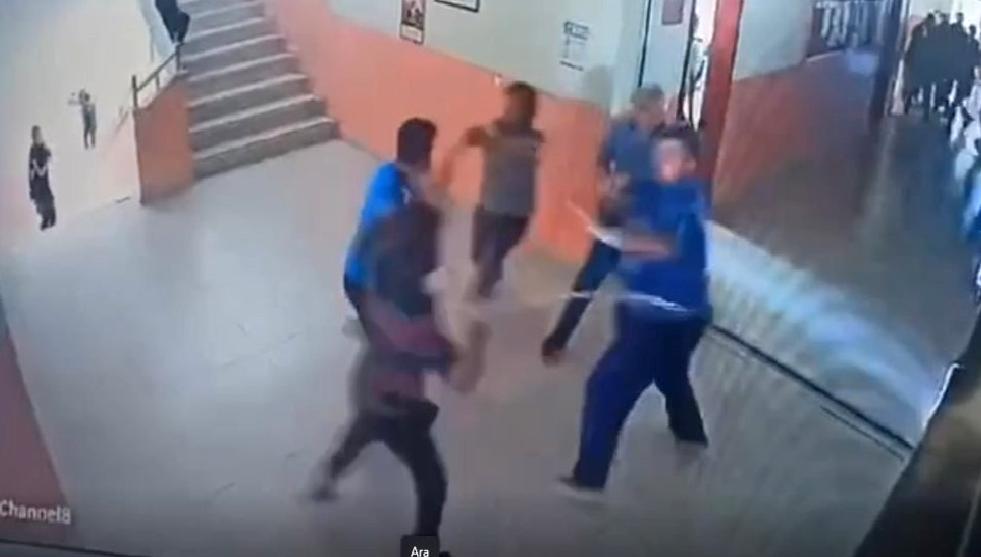 Okul Müdürü ve Görevli Öğrenci Velileri Tarafından Saldırıya Uğradı Okul müdürü ve görevli öğrenci velileri tarafından saldırıya uğradı. Eğitim