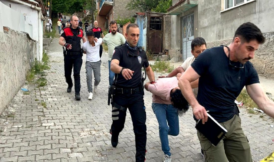 Olaylı Kavga Huzur Mahallesi’ni Sarsdı Huzur Mahallesi, beklenmedik bir kavganın etkisi altında! Olaylar, mahalle sakinlerini