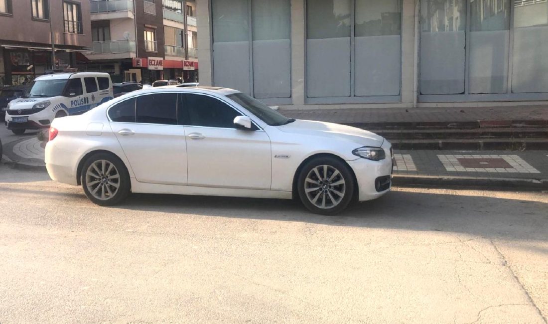 Otomobilde Havasızlık Nedeniyle Oğlunu Hastaneye Yetiştirmeye Çalışan Baba Bir baba, otomobilde havasızlık nedeniyle acilen hastaneye yetiştirmeye çalıştığı oğlunu
